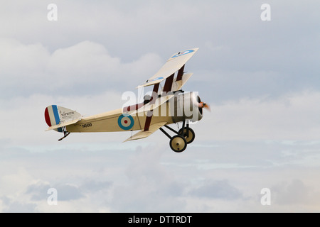 Sopwith Dreidecker ersten Weltkrieg Kämpfer Flugzeuge Replik fliegen bei Dunsfold "Flügel und Räder" Airshow Stockfoto