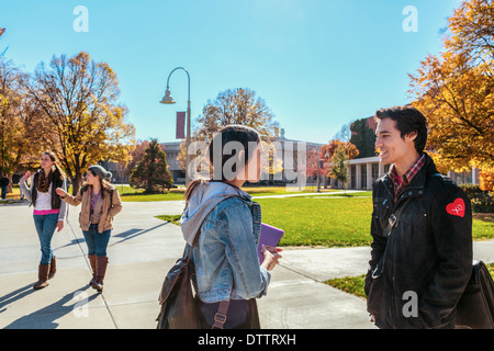 Studenten auf dem Campus im Gespräch Stockfoto