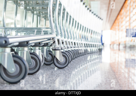 Nahaufnahme von Rädern der gestapelten Flughafen Karren Stockfoto