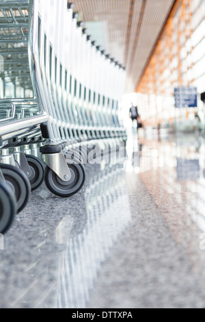 Nahaufnahme von Rädern der gestapelten Flughafen Karren Stockfoto