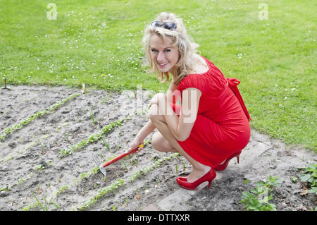 Frau bei der Gartenarbeit Stockfoto