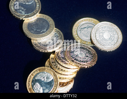 Zwei Pfund-Münzen gegen dunkelblauen Hintergrund Stockfoto