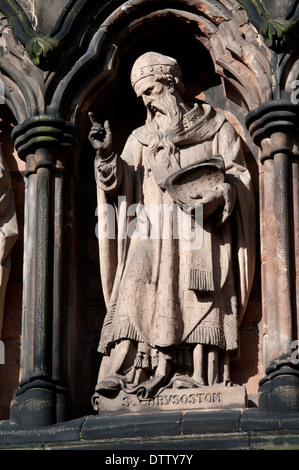 Chrysostomos Statue auf der Südseite der Kathedrale von Lichfield, Staffordshire, England, UK Stockfoto