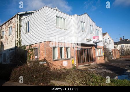 Ungenutzte industrielle Kai Mühlengebäude zu lassen, Woodbridge, Suffolk, England Stockfoto