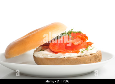 Frischen Bagel mit Frischkäse und Lachs mit Dill garniert Stockfoto