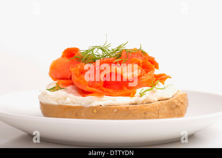 Frischen Bagel mit Frischkäse und Lachs mit Dill garniert Stockfoto