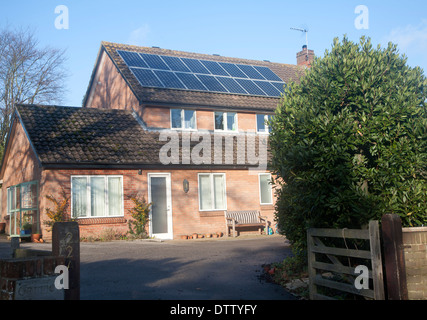 Sonnenkollektoren auf dem Dach von Wohneigentum in Woodbridge, Suffolk, England Stockfoto