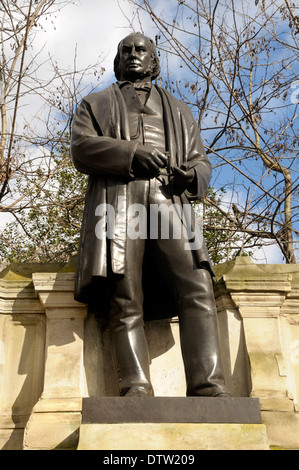 London, England, Vereinigtes Königreich. Statue (1877, von Baron Marochetti) von Isambard Kingdom Brunel (1806 – 1859: Ingenieur) im Tempel Ort Stockfoto