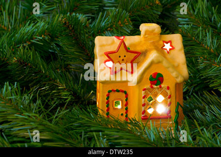 Beleuchtung-Haus und Weihnachtsbaum Stockfoto