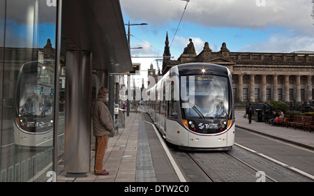 Straßenbahnhaltestelle Edinburgh Princes Street Scotland UK Stockfoto