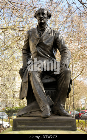 London, England, Vereinigtes Königreich. Statue (1878, von John Foley) von John Stuart Mill (1806-1873: Ökonom) in Victoria Embankment Gardens Stockfoto