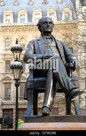 London, England, Vereinigtes Königreich. Statue (William Wetmore Story; 1869) von George Peabody in Royal Exchange Gebäuden, hinter den Austausch Stockfoto