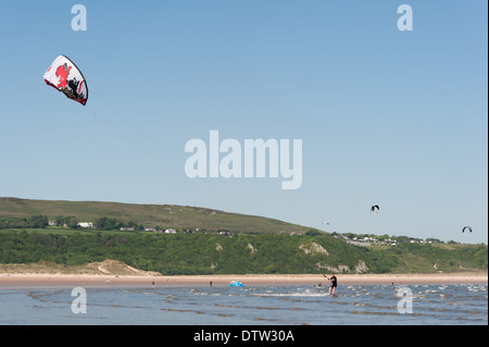 Kitesurfer in Gower Halbinsel, Oxwich Bay, Swansea, Wales. Stockfoto