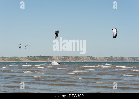 Kitesurfer in Gower Halbinsel, Oxwich Bay, Swansea, Wales. Stockfoto