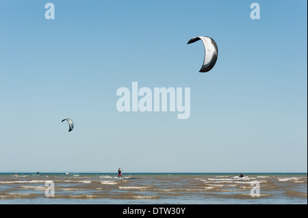 Kitesurfer in Gower Halbinsel, Oxwich Bay, Swansea, Wales. Stockfoto