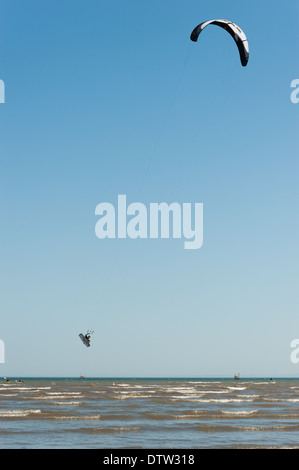 Kitesurfer in Gower Halbinsel, Oxwich Bay, Swansea, Wales. Stockfoto