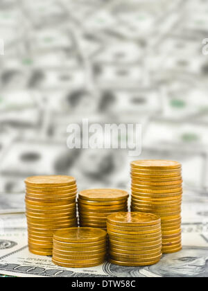 Stapel von Münzen auf Geld Stockfoto