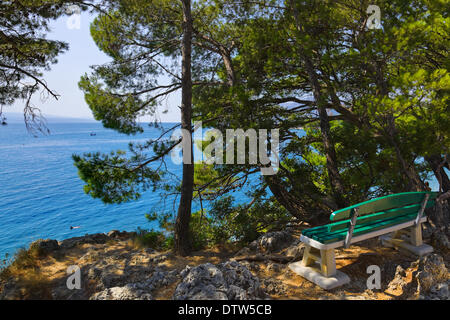 Bank, Küste und Meer in Brela, Kroatien Stockfoto