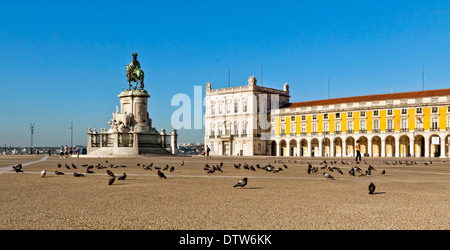 Weitwinkelaufnahme der Praça do Comércio oder in Englisch Commerce Square, befindet sich in der Stadt von Lissabon, Baixa, Portugal. Stockfoto