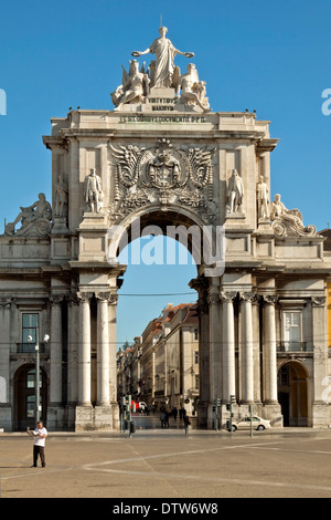 Blick auf die Rua Augusta Arch, einem Stein triumphal Bogen, historischen Gebäude in Lissabon, Praça Comércio, Baixa, Portugal. Stockfoto