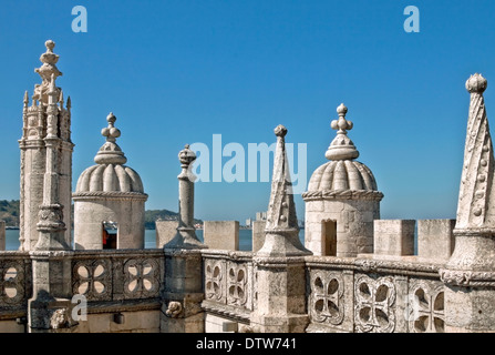 Detailansicht des Daches von Belém Turm oder der Turm von St. Vincent, ein Wehrturm am Fluss Tejo, Lissabon, Portugal. Stockfoto