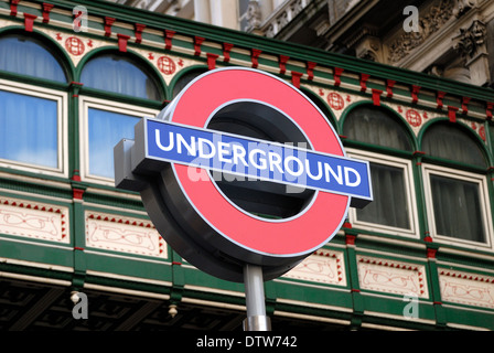 London, England, Vereinigtes Königreich. London Underground Roudel; Damm-Station vom Bahnhof Charing Cross (Hintergrund) Stockfoto