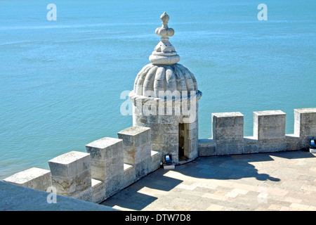 Detailansicht des Daches von Belém Turm oder der Turm von St. Vincent, ein Wehrturm am Fluss Tejo, Lissabon, Portugal. Stockfoto