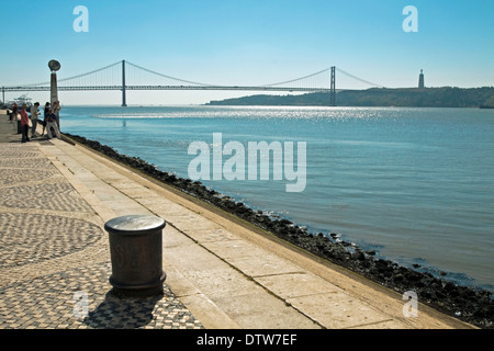 Blick auf den Fluss Tejo mit der berühmten Brücke Ponte de 25 de Abril in der Ferne, Lissabon, Belém, Portugal. Stockfoto