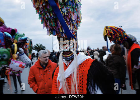 Thessaloniki, Griechenland. 23. Februar 2014. Eine Glocke Träger tanzt während der Parade auf der Avenue am Meer von Thessaloniki. Die Folklife und ethnologische Museum von Mazedonien organisiert die erste europäische Versammlung der Glocke Träger in Thessaloniki. Die Montage erfolgte im Rahmen der Aktion "?? Bell Roads'? ÃƒÂ¹, die versucht, die Sitten der Glocke Lager in Europa zu erkunden. Sind saisonale Ereignisse der Maskerade mit eugenischen und heilsame bedeutet also das agrarische dramatische Aufführungen und pastorale Gemeinschaften entwickelt, zu glauben, dass sie ihre Herden und Pflanzen schützen. Die '' Bell Stockfoto