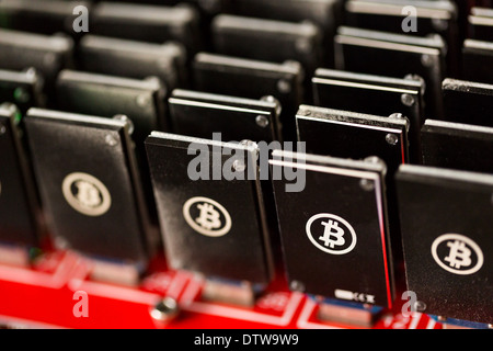 Bitcoin Mining USB-Geräte an einem großen USB-Hub. Stockfoto