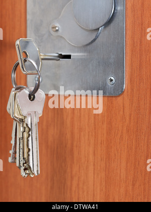Schlüsselbund zu Hause in Schlüsselloch Holztür Stockfoto