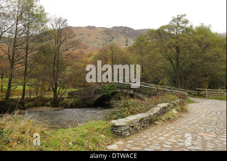 Neue Brücke über den Fluss Derwent, Rosthwaite in Borrowdale, im Lake District National Park Stockfoto