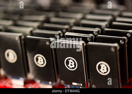 Bitcoin Mining USB-Geräte an einem großen USB-Hub. Stockfoto