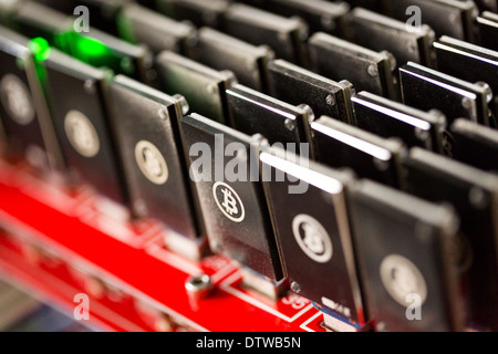 Bitcoin Mining USB-Geräte an einem großen USB-Hub. Stockfoto