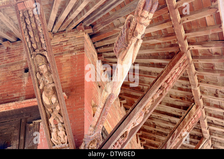 Holzdach streben und Balken geschnitzt. Pashupatinath Tempel-Durbar Square-Bhaktapur-Nepal. Stockfoto