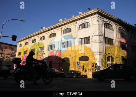 Rom, Italien. 24. Februar 2014. Street Art des Künstlers Blu auf einem alten Militär-Kaserne Gebäude im Stadtteil Ostiense in Rom Italien Credit: Gari Wyn Williams/Alamy Live News Stockfoto