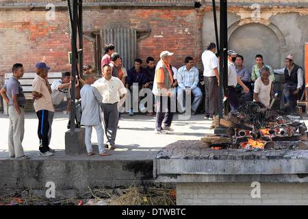 Hinduistische rituelle Feuerbestattung in das Bhasmeshvar Ghat der Bagmati-Fluss-Pashupatinath Tempel-Kathmandu-Nepal. Stockfoto