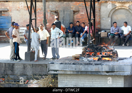 Hinduistische rituelle Feuerbestattung in Bhasmeshvar Ghat-Bagmati Fluss-Pashupatinath Tempel-Kathmandu-Nepal. Stockfoto