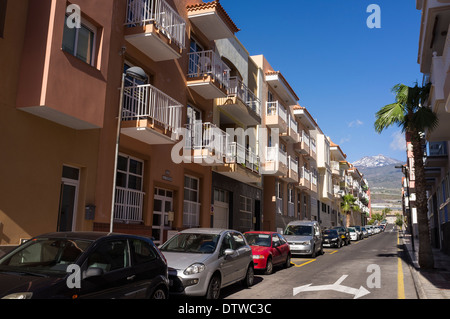 Typische Seitenstraße im Dorf Playa San Juan, Wohnungen mit kleinen Balkonen, Blick zum Teide, Teneriffa, Stockfoto
