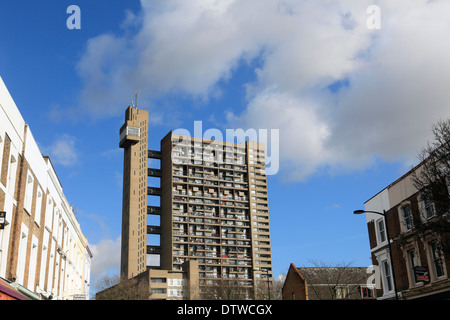 Großbritannien-Londoner Stadtteil Kensington und Chelsea Golborne Road Trellick Tower Stockfoto