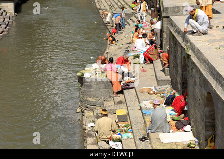 Hindu Faithfuls und Bhatta Priester am Ufer des Bhagmati Flusses Pashupatinath Tempel-Kathmandu-Nepal. Stockfoto