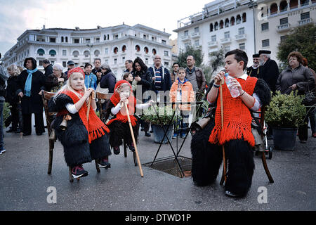 Thessaloniki, Griechenland. 23. Februar 2014. Kinder in Trachten gekleidet teilnehmen in der Glocke-Träger-Parade. Die Folklife und ethnologische Museum von Mazedonien organisiert die erste europäische Versammlung der Glocke Träger in Thessaloniki. Die Montage erfolgte im Rahmen der Aktion "?? Bell Roads'? ÃƒÂ¹, die versucht, die Sitten der Glocke Lager in Europa zu erkunden. Sind saisonale Ereignisse der Maskerade mit eugenischen und heilsame bedeutet also das agrarische dramatische Aufführungen und pastorale Gemeinschaften entwickelt, zu glauben, dass sie ihre Herden und Pflanzen schützen. Das '' B Stockfoto