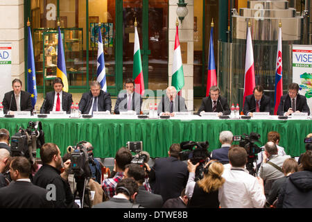 (140224)--BUDAPEST, 24. Februar 2014 (Xinhua)--(von L bis R) Ungarisch fremde Ministeriumwortführer Gabor Kaleta, rumänischen Außenminister Titus Corlatean, griechische Außenminister Evangelos Venizelos, bulgarische Außenminister Kristian Vigenin, Ungarns Außenminister Janos Martonyi, Tschechiens Außenminister Lubomir Zaoralek, der polnische Außenminister Radoslaw Sikorski und slowakische Außenminister Miroslav Lajcak haben ein Treffen in Budapest, Ungarn am 24. Feb. , 2014. Sieben Außenminister aus Mittel- und Süd-Ost alle unterstrich die Notwendigkeit für die Finanzhilfe für die Ukraine Stockfoto