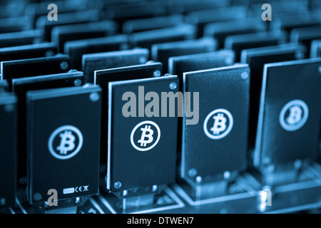 Bitcoin Mining USB-Geräte an einem großen USB-Hub. Stockfoto