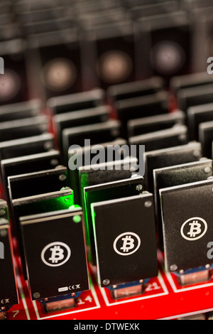 Bitcoin Mining USB-Geräte an einem großen USB-Hub. Stockfoto
