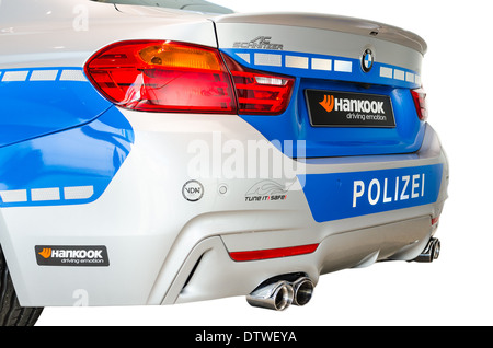 München, Deutschland - 27. Dezember 2013: Rückansicht des neuen modernen Modell BMW deutsche Polizei Streifenwagen. Isoliert auf weiss, Stockfoto