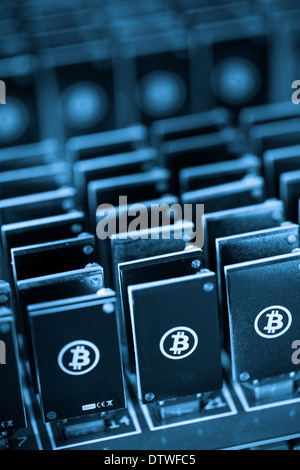 Bitcoin Mining USB-Geräte an einem großen USB-Hub. Stockfoto