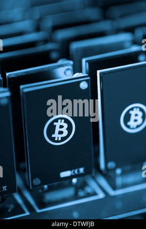 Bitcoin Mining USB-Geräte an einem großen USB-Hub. Stockfoto