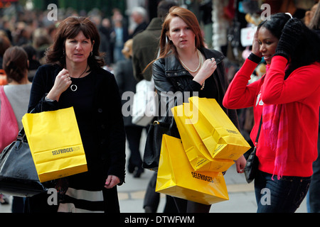 Weihnachts-Einkäufer sind entlang der Oxford Street in London, Großbritannien, 23. November 2012 abgebildet. Stockfoto