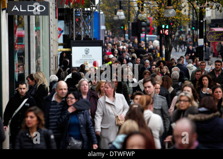 Weihnachts-Einkäufer sind entlang der Oxford Street in London, Großbritannien, 23. November 2012 abgebildet. Stockfoto